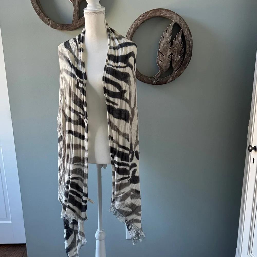 Chic Gray and Ivory Patterned Scarf